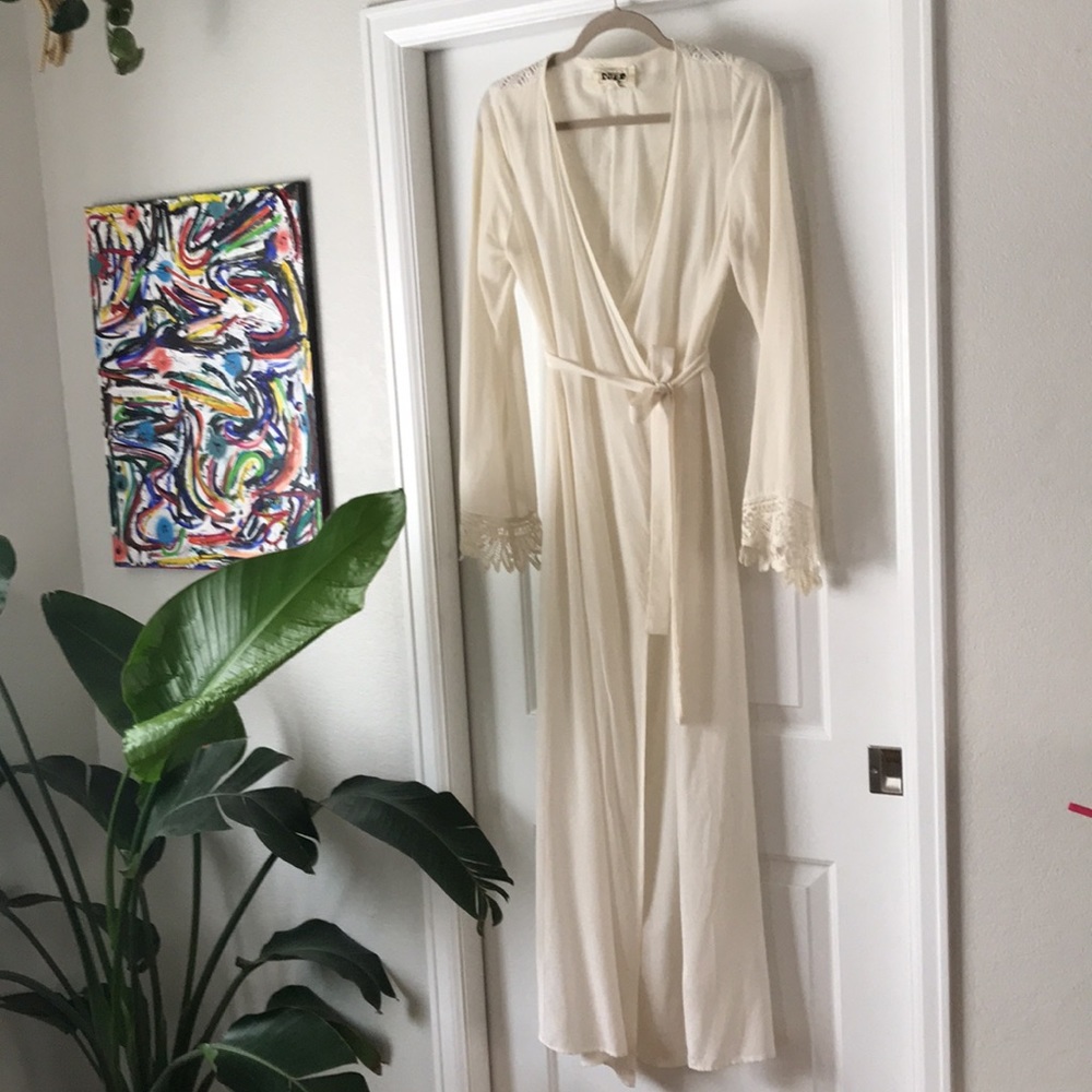 Stone Cold Fox White Silk Helena Robe - Picture 6 of 8